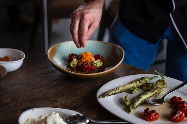 Bucătar pregătind farfurie